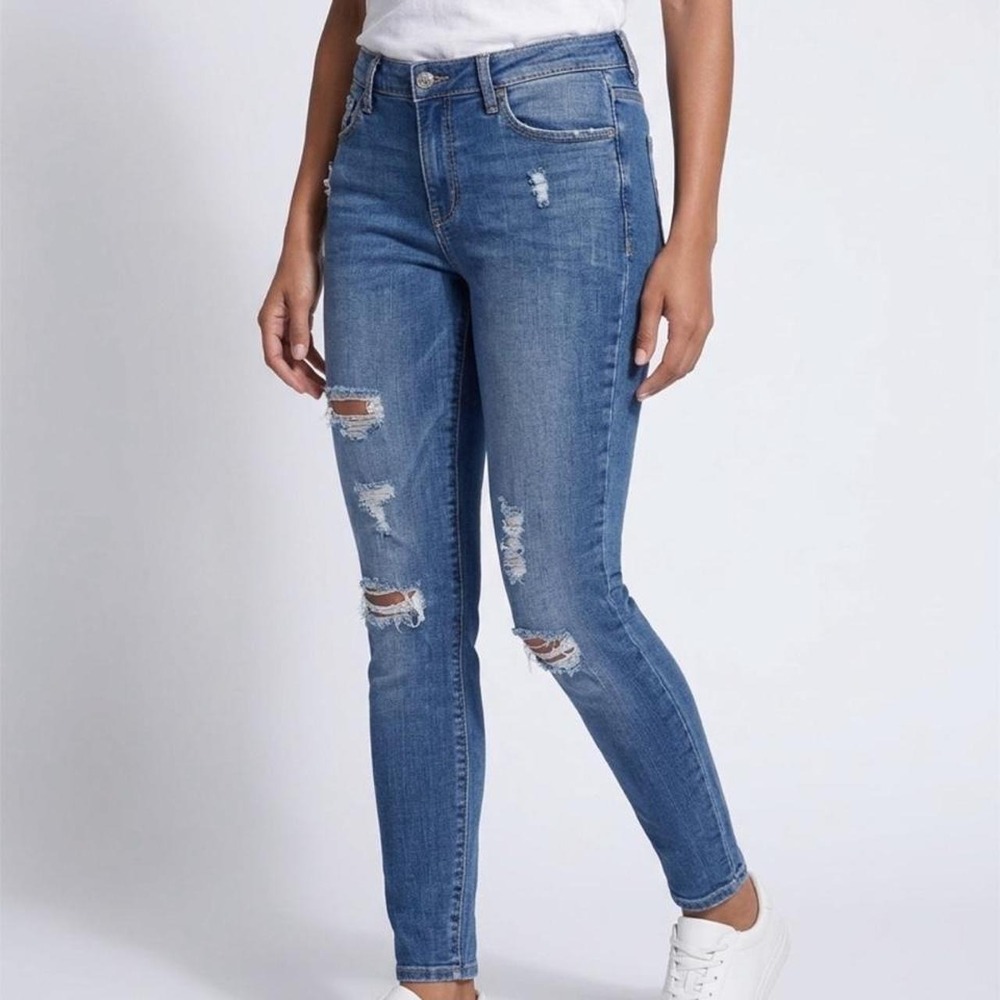 Trendy Arizona distressed skinny jeans in women's size 10